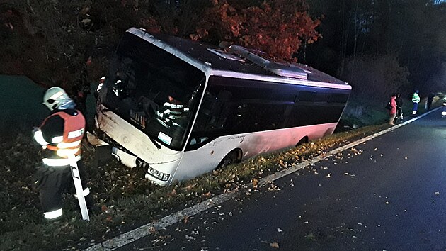 U obce Kr�sn� Les na Liberecku havarovaly autobus, n�kladn� a osobn� auto