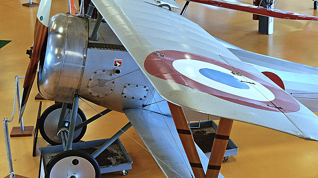 Replika sthaky Nieuport 24 (Stampe & Vertongen Museum, Antverpy). Na sthace stejnho typu zatoil Augustin Charvt na Zeppelin L50.