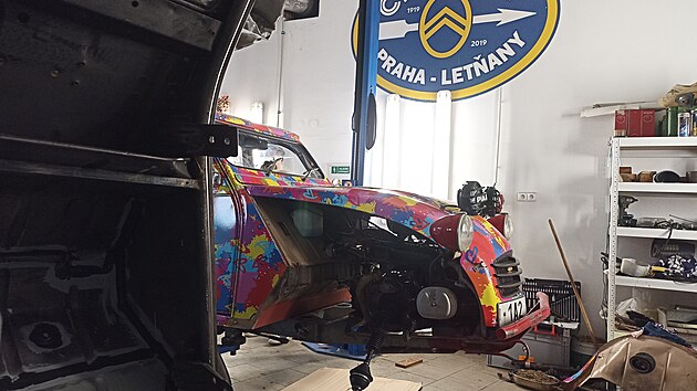 Citron 2CV esk ensk posdky se chyst na Dakar Classic Rally.