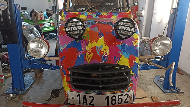 Citron 2CV esk ensk posdky se chyst na Dakar Classic Rally.