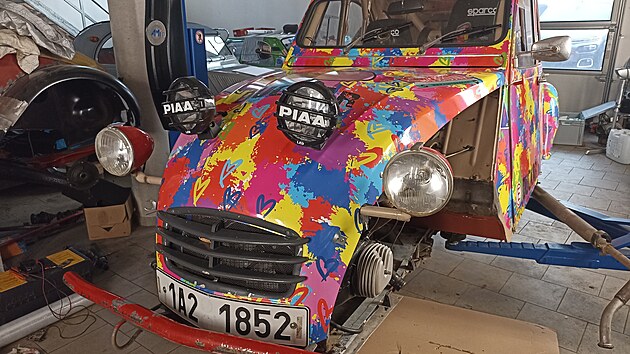 Citron 2CV esk ensk posdky se chyst na Dakar Classic Rally.