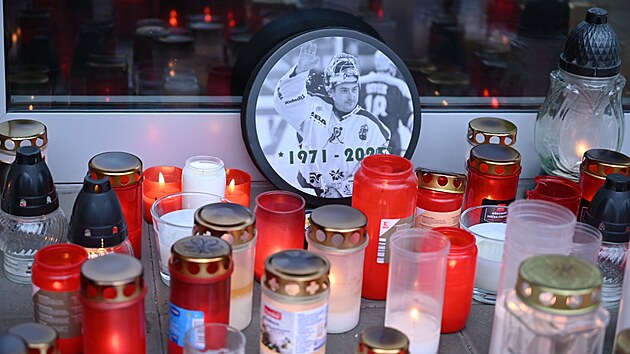 Lidé zapalují svíčky na památku zemřelého brankáře Romana Čechmánka na pietním místě před stadionem Na Lapači. (listopad 2023)