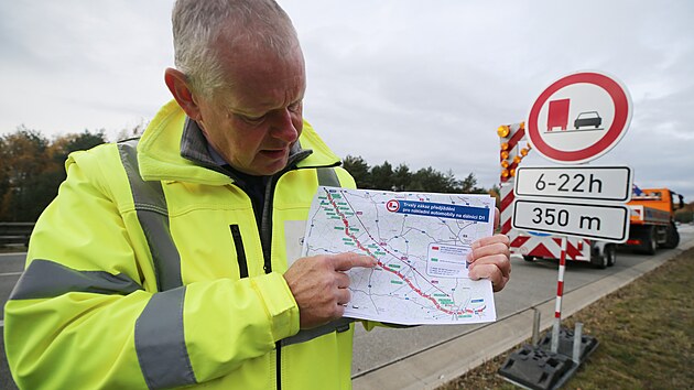 Mluvčí Ředitelství silnic a dálnic Jan Rýdl ukazuje, na kterém úseku D1 nově platí trvalý zákaz předjíždění pro nákladní vozidla. (11. listopadu 2023)