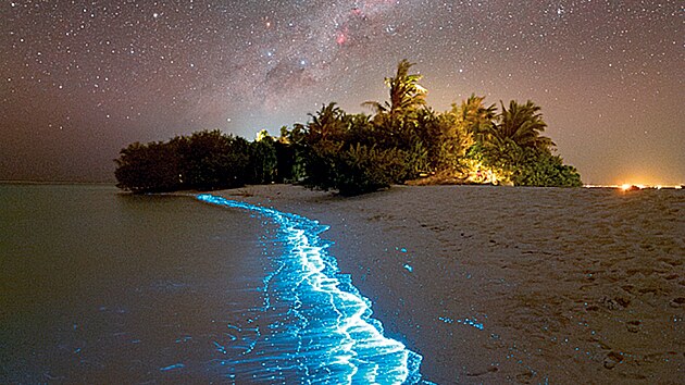 NASA günün fotoğrafı olarak Kunětická hora yerine kuyruklu yıldızın fotoğrafını seçti