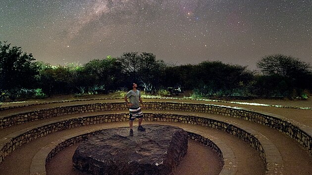 Na nejv�t��m
meteoritu
nalezen�m
na zemsk�m
povrchu, Hoba
West, m��ete
st�t na kameni,
kter� spadl
z vesm�ru,
a s pokorou ten
vesm�r sledovat
nad hlavou.