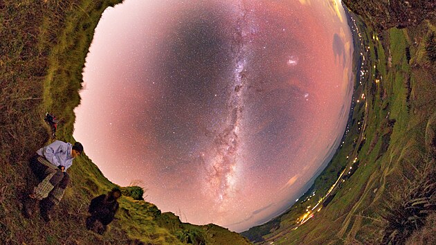 Port�l do vesm�ru na Nov�m
Z�landu byl prvn� sn�mek
Petra Hor�lka, kter� mu NASA
publikovala. Na sn�mku je
v�hled k epick� Ml��n� dr�ze
a v�razn� �erven�mu z��en�
vzduchu, tzv. airglow.