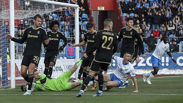 Zmatek u spar�ansk� br�ny, g�lman Peter Vindahl m� ale m�� i p�es snahu ostravsk�ho z�lo�n�ka Ji��ho Bouly pod kontrolou