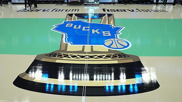 Takov�to logo zdob� v NBA palubovku Milwaukee Bucks p�i z�pasech nov�ho...
