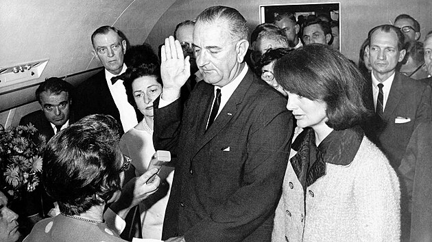 Americký viceprezident Lyndon B. Johnson skládá prezidentskou přísahu na palubě...