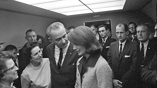 Nov americk prezident Lyndon B. Johnson po sloen prezidentsk psahy na palub Air Force One v Dallasu po atenttu na Johna F. Kennedyho vyjaduje soustrast jeho vdov Jacqueline Kennedyov. (22. listopadu 1963)