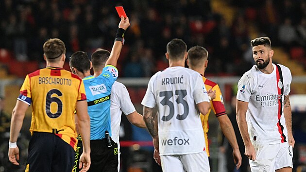 Francouzsk tonk AC Miln Olivier Giroud neudrel nervy a v zvru ligovho utkn v Lecce se za protesty nechal vylouit.