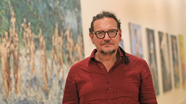Výtvarník Pavel Šmíd na své výstavě obrazů nazvané Rituály v Ostravském Domě umění. Potrvá do 3. prosince. (15. listopadu 2023)