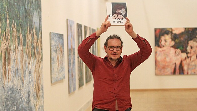 Výtvarník Pavel Šmíd na své výstavě obrazů nazvané Rituály v Ostravském Domě umění. Potrvá do 3. prosince. (15. listopadu 2023)