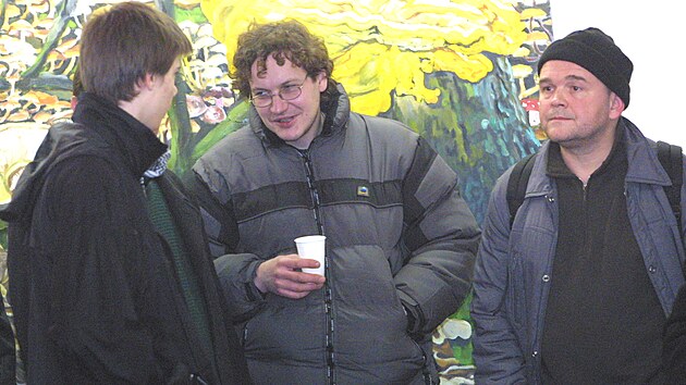 Výtvarník Pavel Šmíd (uprostřed) na své výstavě v Evangelickém kostele v Hlučíně v roce 2003