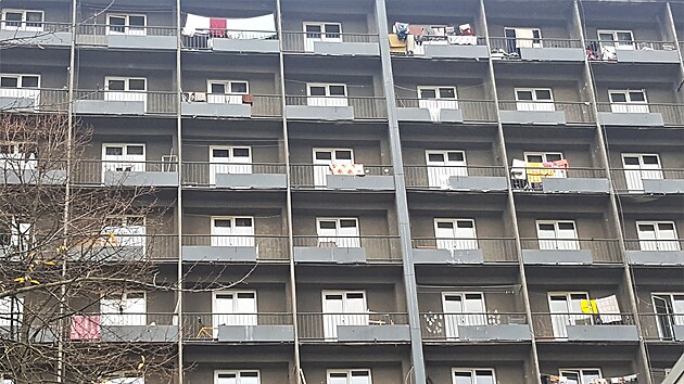 Pohled na Hotelový dům Hlubina v ostravské části Hrabůvka. jeden muž tam chtěl jiného vyhodit z balkonu v sedmém poschodí. (14. listopadu 2023)