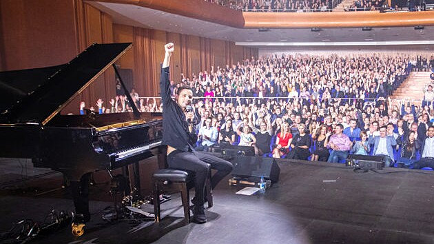 Klavírní virtuos, skladatel a hudební producent Peter Bence během vystoupení