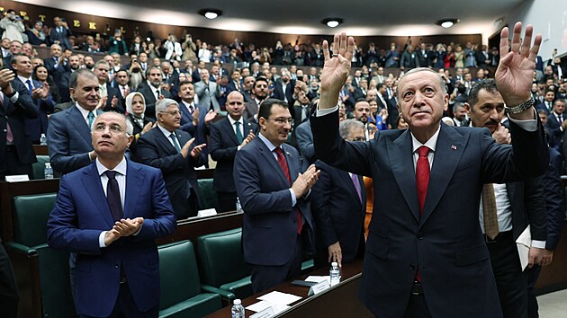 Tureck prezident Recep Tayyip Erdogan zdrav poslance tamnho parlamentu. (15. listopadu 2023)