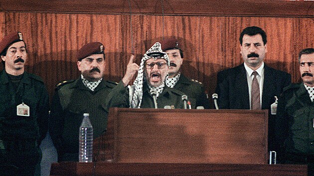 Pedseda Organizace pro osvobozen Palestiny (OOP) Jsir Arafat promlouv ke shromdn palestinskch ldr v Alru. (12. listopadu 1988)