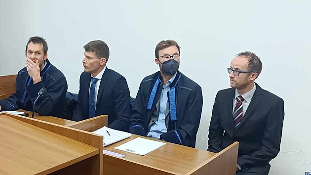 Obžalovaní Dalibor Urban (druhý zleva) a Jan Linhart (čtvrtý zleva) se svými obhájci před začátkem líčení u českobudějovického okresního soudu.