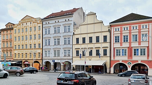 Dm umn (vpravo od hotelu Dvok) stoj blzko radnice na nmst Pemysla Otakara II. v eskch Budjovicch.