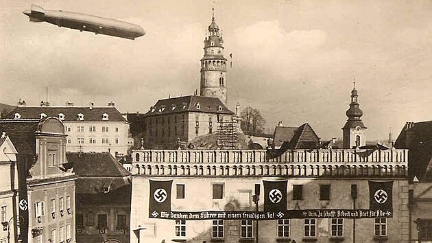 Vzducholoď Graf Zeppelin II určitě nad Českým Krumlovem prolétla, ale tento obrázek si fotoateliér nejspíš vymyslel.
