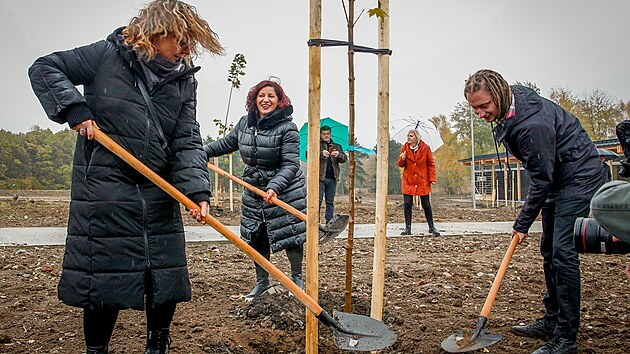 Účastníci pietního aktu sázeli stromy, které budou tvořit les v novém památníku v Letech.
