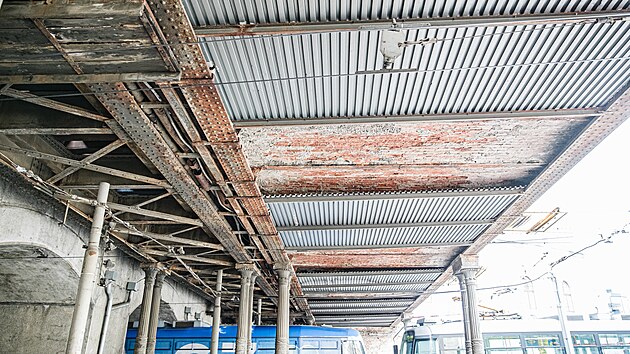 Po kamenn� ��sti viaduktu v K�enov� ulici u hlavn�ho brn�nsk�ho n�dra�� p�ijde na �adu rekonstrukce t� ocelov�, cestuj�c�ch se pr�ce nedotknou.