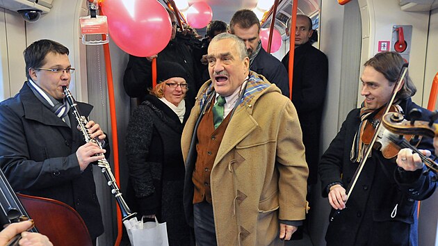 Oslava 75. narozenin Karla Schwarzenberga v roce 2012 se odehrla v Brn a prolnala se s legendrn prezidentskou kampan. Kne jezdil po mst pronajatou tramvaj.