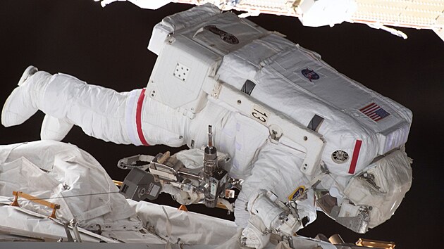 Astronautka NASA a letov inenrka Expedice 70 Jasmin Moghbeliov je na snmku pipoutan k Mezinrodn vesmrn stanici bhem vstupu do volnho prostoru. (1. listopadu 2023)