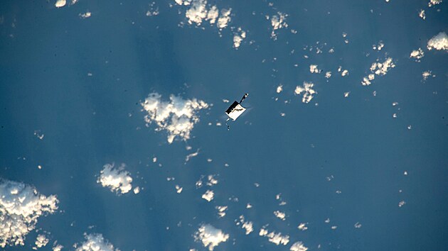 Fotografie pozen astronautem Satoim Furukawou ukazuje branu s nadm na obn drze Zem. (2. listopadu 2023)