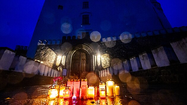 Lidé zapálili několik svíček za zemřelého Karla Schwarzenberga také před zámkem Orlík. (13. listopadu 2023)
