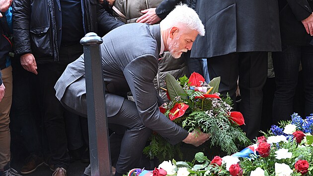 Prezident Petr Pavel položil květinu u památníku 17. listopadu na Národní třídě při příležitosti Dne boje za svobodu a demokracii a Mezinárodního dne studentstva. (17. listopadu 2023)
