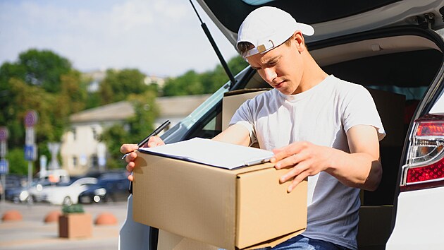 Rozvážkové služby řeší, jak se vyrovnat s novou evropskou regulací. Evropská unie se totiž rozhodla narovnat postavení lidí, kteří pro tyto tzv. digitální platformy pracují a nejsou přitom jejich zaměstnanci, ale osoby samostatně výdělečně činné.