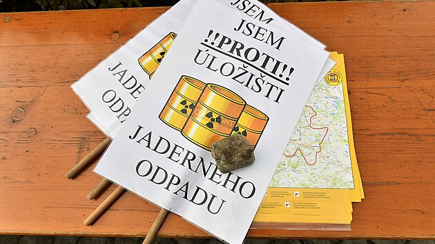 Ve Velkm boru se konal protestn den deseti obc na Bezovm potoce v Poumav. Jde o jednu ze ty lokalit, kde stt zvauje stavbu hlubinnho loit radioaktivnch odpad (17. listopadu 2023).