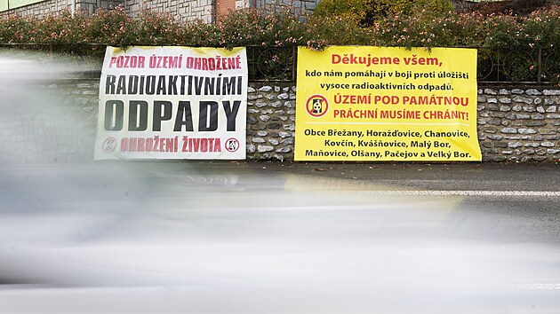 Ve Velkm boru se konal protestn den deseti obc na Bezovm potoce v Poumav. Jde o jednu ze ty lokalit, kde stt zvauje stavbu hlubinnho loit radioaktivnch odpad (17. listopadu 2023).