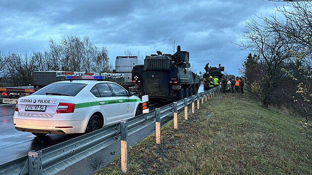 Na dálnici D6 ve směru na Prahu se srazilo osobní auto s vojenskou kolonou. (15. listopadu 2023)
