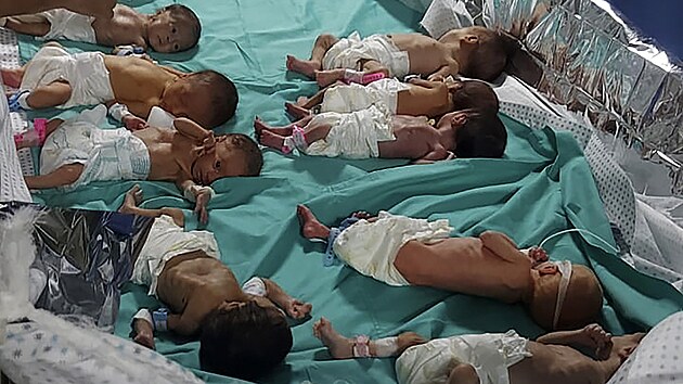 Novorozenci, kteří byli kvůli výpadku proudu v nemocnici Šífa v Gaze uloženi mimo inkubátory. (12. listopadu 2023)