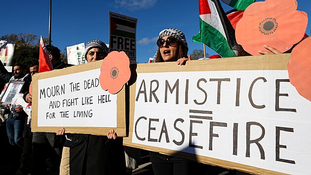 Ženy nesoucí nápisy „Truchlete za mrtvé a bojujte za živé“ a „Příměří = zastavení palby“ během pochodu na podporu Palestinců v Londýně. (11. listopadu 2023)