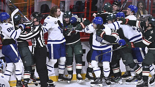 Potyčka během zápasu NHL Global Series ve Stockholmu mezi hráči Toronta a Minnesoty.