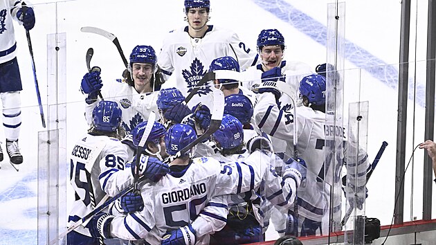 Hokejisté Toronta oslavují vítězství nad Minnesotou v rámci NHL Global Series.