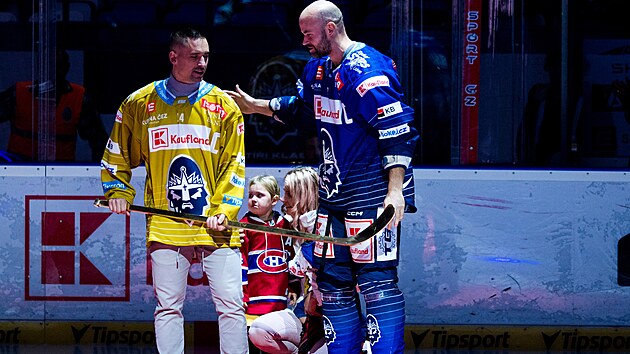 Kapitán kladenského týmu Radek Smoleňák předává loučícímu se Tomášovi Plekancovi zlatou hokejku.