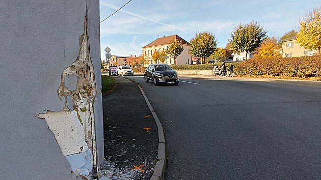 Obchvat V� nutn� pot�ebuje. Ru�n� silnice nyn� vede p�es st�ed obce, p�es n�ves a p��mo kolem vchodu do z�mku, v n�m� s�dl� �stav pro du�evn� nemocn�. Provoz je velmi siln�. M�stn� obyvatele tr�p� neust�l� hluk, pod�l komunikace nen� p��li� bezpe�no.