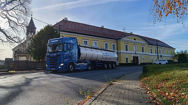 Obchvat V� nutn� pot�ebuje. Ru�n� silnice nyn� vede p�es st�ed obce, p�es n�ves a p��mo kolem vchodu do z�mku, v n�m� s�dl� �stav pro du�evn� nemocn�. Provoz je velmi siln�. M�stn� obyvatele tr�p� neust�l� hluk, pod�l komunikace nen� p��li� bezpe�no.