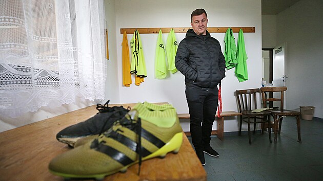 Jedním ze stabilních hráčů FC Kamenná Lhota je Martin Smejkal, který v obci vyrůstal odmalička. Bude mu 40 let, přesto patří v týmu k mladším hráčům.