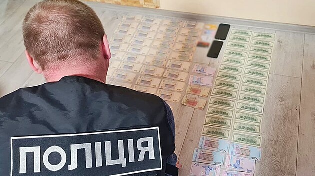 Snímky ze zadržení pachatelů na Ukrajině a shromažďování důkazů.