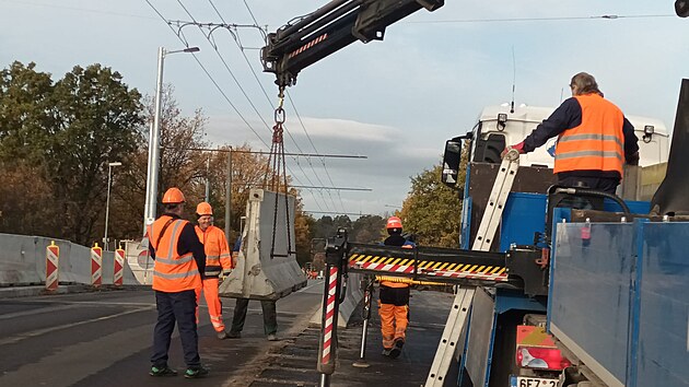 Opravy mostu nad koridorem u Doubravic by měly trvat do konce listopadu. (13. listopadu 2023)