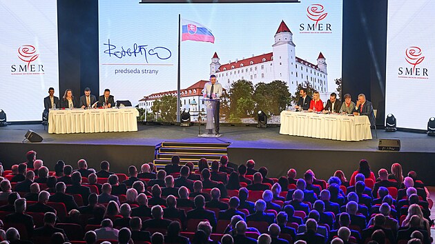 Slovensk premir Robert Fico na slavnostnm snmu sv strany Smr-sociln demokracie (Smr-SD) v Bratislav (17. listopadu 2023)