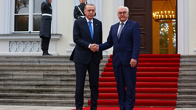 Turecký prezident Recep Tayyip Erdogan přiletěl na krátkou návštěvu Německa. Vpravo německý prezident Frank-Walter Steinmeier. (17. listopadu 2023)