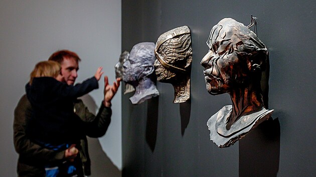 Gigerova díla si mohou lidé prohlížet pěkně do nejjemnějších detailů.