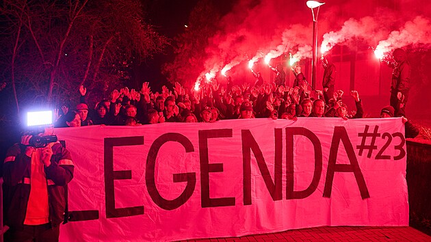 P�ed prvn�m hokejov�m utk�n�m, kter� se ve Vset�n� odehr�lo po smrti hokejov�ho brank��e Romana �echm�nka, pro�el m�stem pr�vod fanou�k� (listopad 2023)